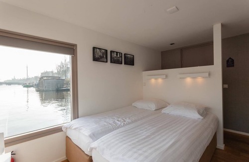 Oud-Zuid Bed & Breakfast | little AMSTEL HouseBoat