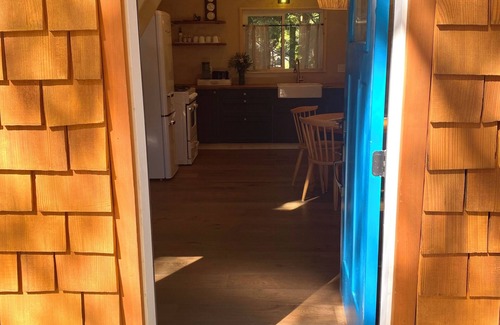 Halfmoon Bay Cabin | Little Anchor A-frame, off-grid & quick walk to the beach/pier/General Store