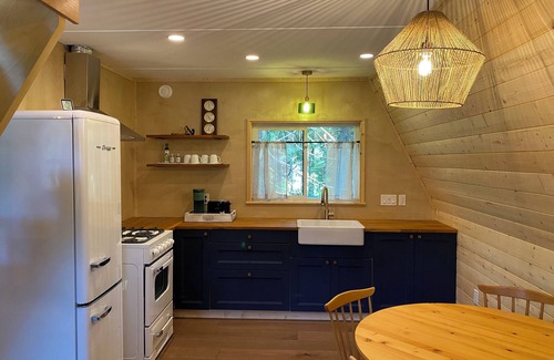 Halfmoon Bay Cabin | Little Anchor A-frame, off-grid & short walk to beach/pier/General Store.