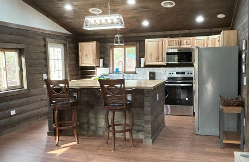 Huddleston Cabin | Little Annie's Cabin in Huddleston. Tucked away on 5 acres with hot tub. n