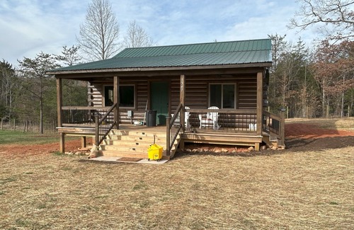 Huddleston Cabin | Little Annie's Cabin in Huddleston. Tucked away on 5 acres with hot tub. n