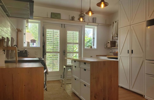 Hamilton East House | Little Architectural House in Iconic Hamilton Hayes Paddock Neighborhood.