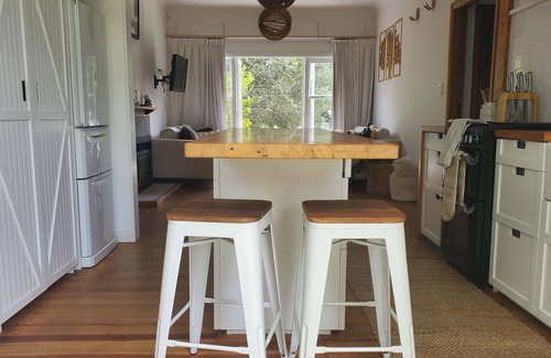 Hamilton East House | Little Architectural House in Iconic Hamilton Hayes Paddock Neighborhood.