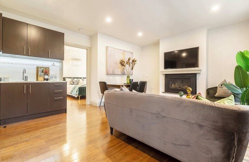Ivanhoe House | Little Audrey Guesthouse - City Fringe Getaway