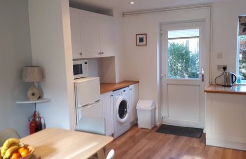 Laugharne Cottage | Little Avalon. Coast & country in historic Laugharne, West Wales.