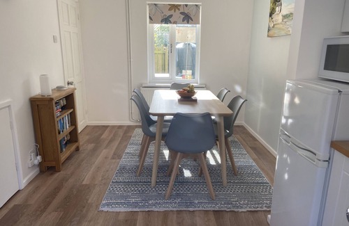 Laugharne Cottage | Little Avalon. Coast & country in historic Laugharne, West Wales.