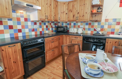 Woolhamton Cottage | LITTLE BARBER, pet friendly, with a garden in Reading