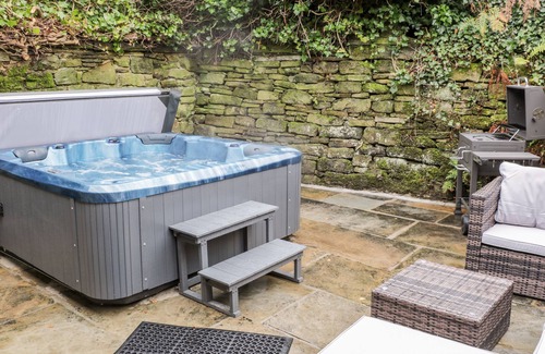 Haworth Cottage | LITTLE BARN, family friendly, with hot tub in Haworth