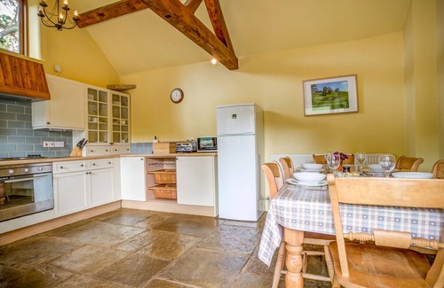 Whichford Cottage | LITTLE BARN, pet friendly, with a garden in Chipping Norton