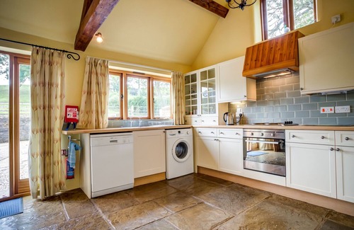 Whichford Cottage | LITTLE BARN, pet friendly, with a garden in Chipping Norton