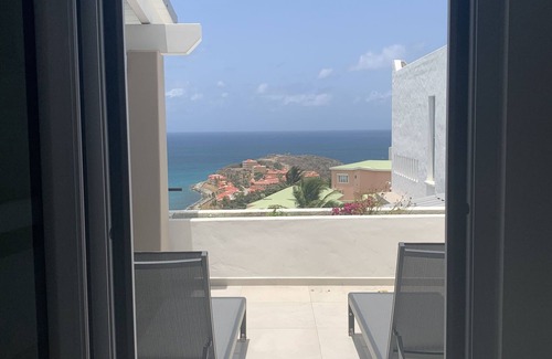 Belair Condo | Little Bay- Stunning view, 2 bedroom sleeps 6