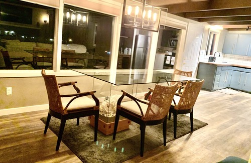 Florence House | Little Beach Bungalow - just two blocks to beach! WIFI. Partial ocean views