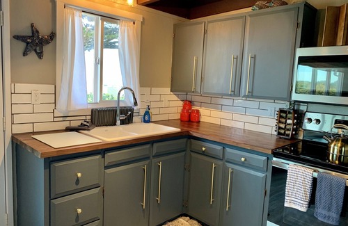 Florence House | Little Beach Bungalow - just two blocks to beach! WIFI. Partial ocean views