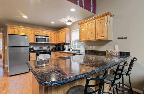 Moonridge Cabin | Little Bear Haus - Hot Tub, Air Hockey, Arcade Game, Walk to Shops