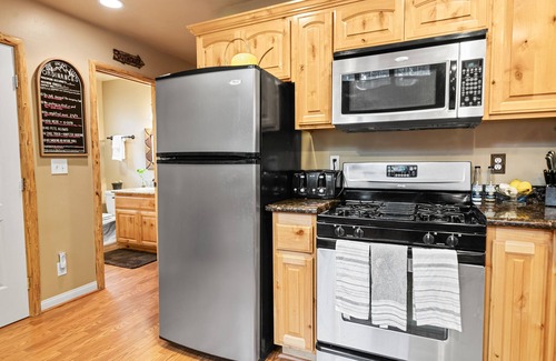 Moonridge Cabin | Little Bear Haus - Hot Tub, Air Hockey, Arcade Game, Walk to Shops
