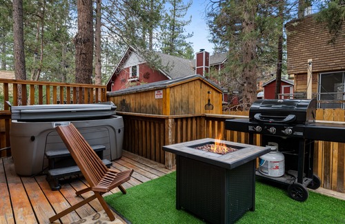 Moonridge Cabin | Little Bear Haus - Hot Tub, Air Hockey, Arcade Game, Walk to Shops