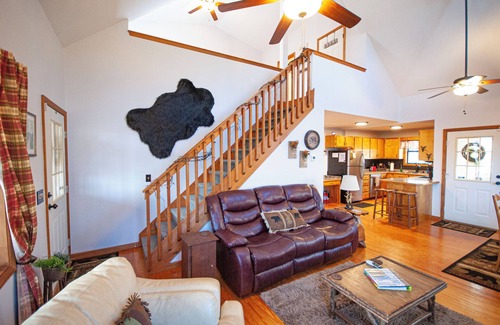 Young Harris Cabin | Little Bear Lodge- Pet Friendly-Centrally Located-UNDER NEW MANAGEMENT