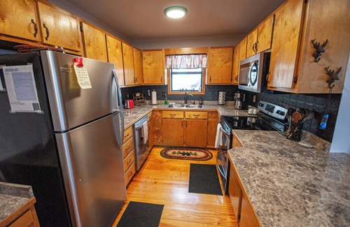 Young Harris Cabin | Little Bear Lodge- Pet Friendly-Centrally Located-UNDER NEW MANAGEMENT