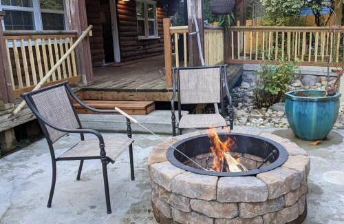 Gold Bar House | Little Bear's Bungalow; Log Cabin w/Mountain views