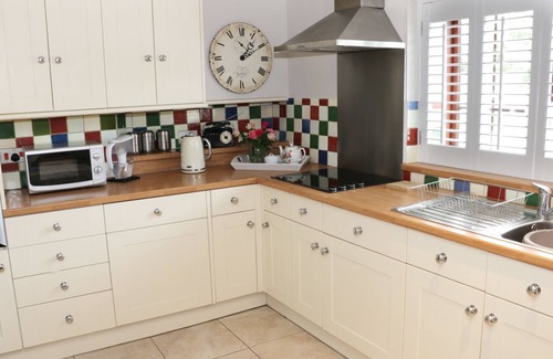 Gobowen Cottage | LITTLE BEECHES, family friendly, with a garden in Hengoed