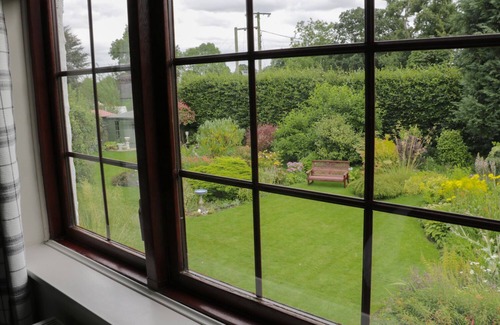 Gobowen Cottage | LITTLE BEECHES, family friendly, with a garden in Hengoed