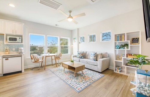 Charleston House | Little Betty Coastal Retreat~Minutes from Folly!