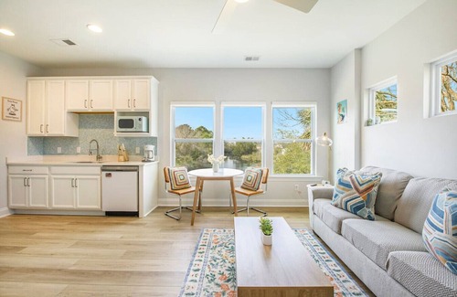 Charleston House | Little Betty Coastal Retreat~Minutes from Folly!