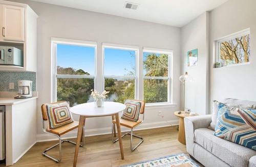 Charleston House | Little Betty Coastal Retreat~Minutes from Folly!