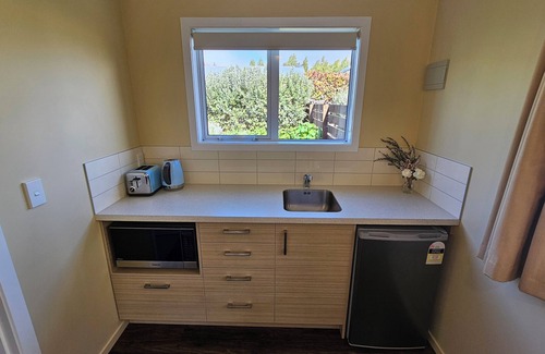 Waipukurau Cottage | Little Black Cottage - Rural Retreat