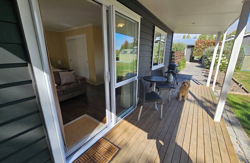 Waipukurau Cottage | Little Black Cottage - Rural Retreat