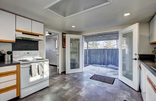 Depot Bench House | Little Blue Bungalow on Boise's Bench, Pet Friendly, Fully Fenced yard with doggie door! 2 miles from BSU, 5 minutes from Downtown Boise, Desk and workstation for remote workers, 2 TV's large walk-in closet, Good for mid-term stays