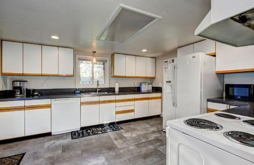 Depot Bench House | Little Blue Bungalow on Boise's Bench, Pet Friendly, Fully Fenced yard with doggie door! 2 miles from BSU, 5 minutes from Downtown Boise, Desk and workstation for remote workers, 2 TV's large walk-in closet, Good for mid-term stays