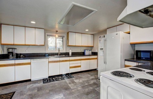 Depot Bench House | Little Blue Bungalow Pet Friendly, Fenced Yard!