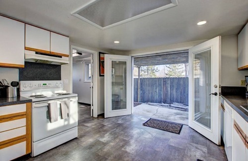 Depot Bench House | Little Blue Bungalow Pet Friendly, Fenced Yard!