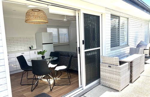 Port Macquarie Villa | Little Boat Guesthouse - close to CBD, walk to restaurants, pets
