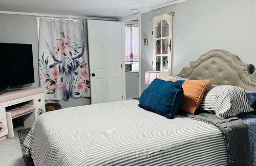 Luray Cottage | Little Bull Blue Rustic cottage in Page County