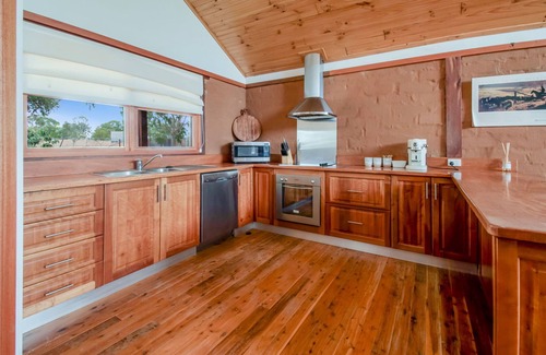 Hillgrove House | Little Bunda Cottage - Charming Mudbrick Stay