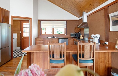 Hillgrove House | Little Bunda Cottage - Charming Mudbrick Stay