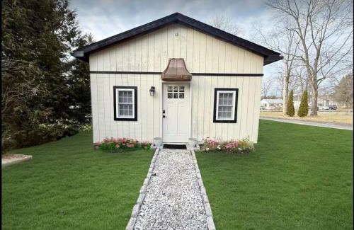 Canandaigua House | Little Cabin by The Lake