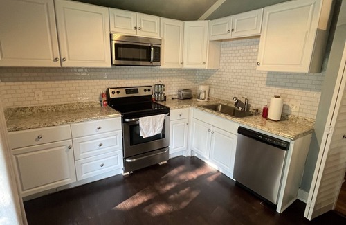 Live Oak House | Little Charmer! Residential neighborhood near historic downtown