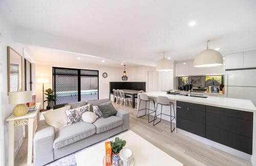 Pimpama House | Little Coastal Boho Home - Neverending Summer Fun near Themeparks & close to M1 exit