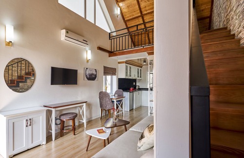 Bai Chay Apartment | Little Colmar - Homestay & Pottery Studio