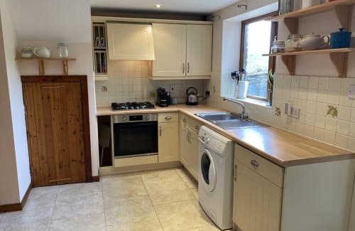 Heath Charnock Apartment | Little Cottage - A Peaceful 3BD Retreat for 5