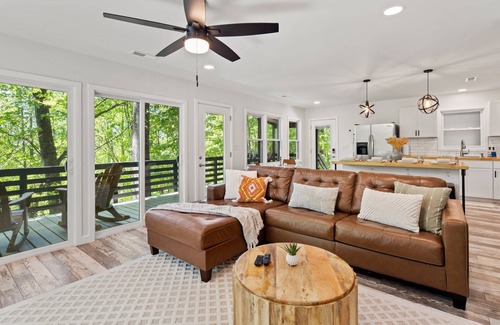 Hendersonville Cabin | Little Creek Mountain Escape: Near Point Lookout Winery + Hot Tub + Fire Pit