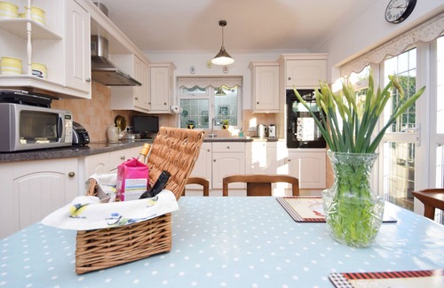 Chichester Apartment | Little Crossways , Goodwood - an annexe that sleeps 2 guests in 1 bedroom
