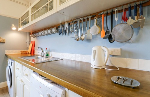 Cowbeech Cottage | LITTLE DANNS, character holiday cottage in Herstmonceux