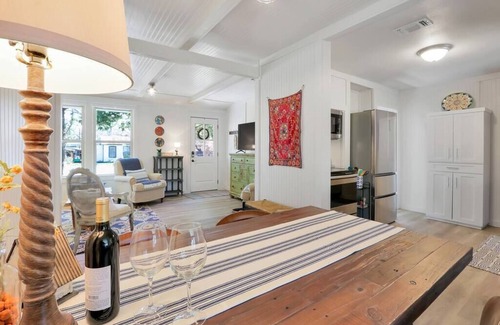 Johnson City House | Little Dipper - Walk to historic downtown square!