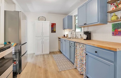 Johnson City House | Little Dipper - Walk to historic downtown square!