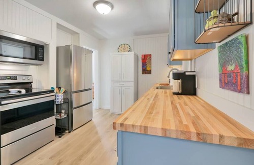 Johnson City House | Little Dipper - Walk to historic downtown square!