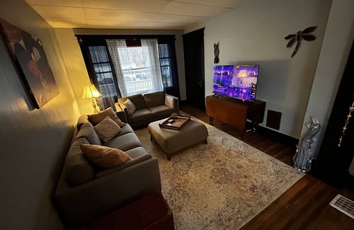 Buffalo House | Little Frankie- Cozy 1-bedroom house in cool Buffalo with WiFi